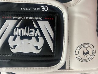 Guantes de boxeo y casco Venum
