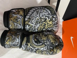 Guantes de boxeo y casco Venum