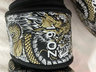 Guantes de boxeo y casco Venum