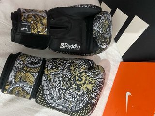 Guantes de boxeo y casco Venum