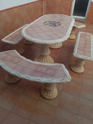 Mesa y bancos de piedra para exterior