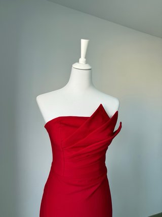 Vestido rojo midi escote drapeado