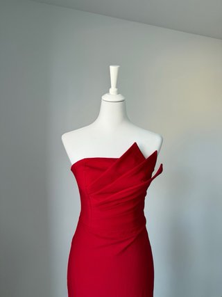 Vestido rojo midi escote drapeado
