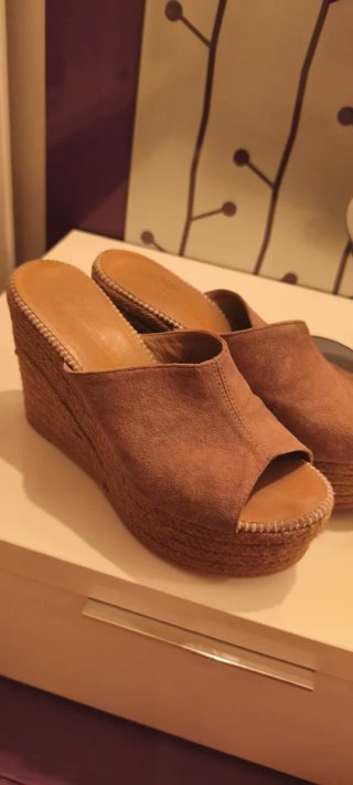 Sandalias cuña ante camel