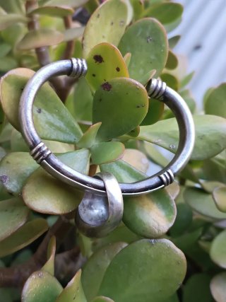 Pulsera de plata con diseño abierto