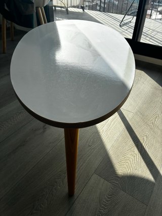 Mesa de centro estilo nórdico blanca y madera
