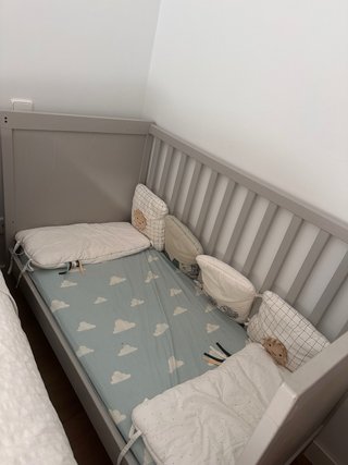 Cuna SUNDVIK gris IKEA con colchón SKÖNAST