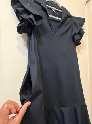 Vestido negro con volantes