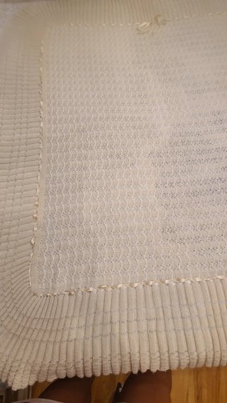 Toquilla de bebé tejida con lazo, color crema