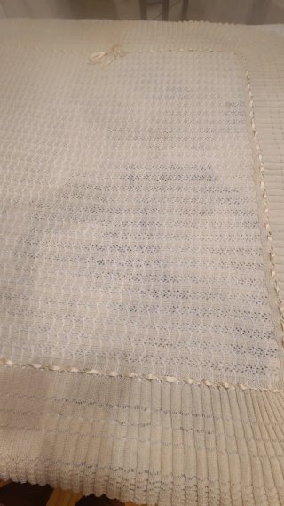Toquilla de bebé tejida con lazo, color crema