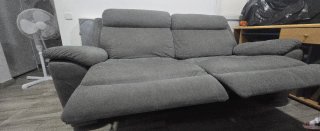 Sofá reclinable gris de tela