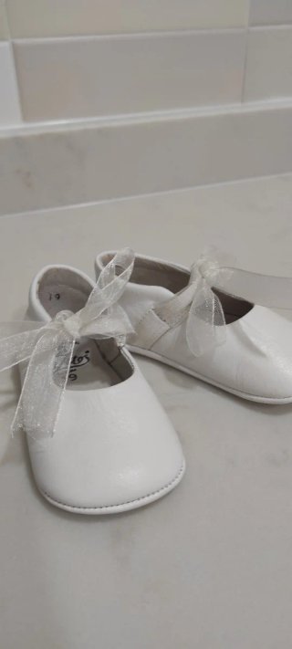 Patucos de bebé blancos con lazo