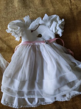 Marca Famosa. Muñeca vestida de Comunión