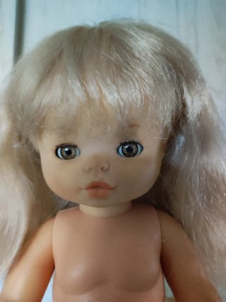Marca Famosa. Muñeca vestida de Comunión