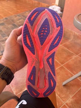 Zapatillas running ASICS 300 km .Modelo Superblast