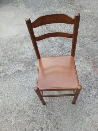 Mesa y silla de madera