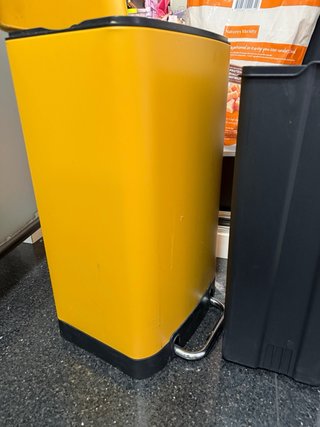 Cubo de basura 5five amarillo y negro
