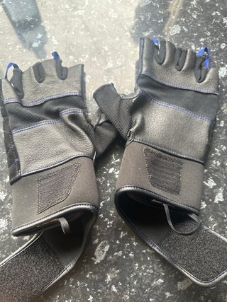 Guantes de gimnasio negros y azules