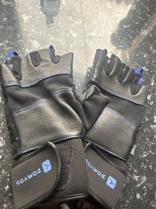 Guantes de gimnasio negros y azules