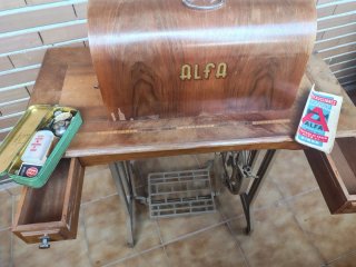 Máquina de coser Alfa antigua