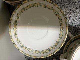 Tazas de consomé La Cartuja con plato