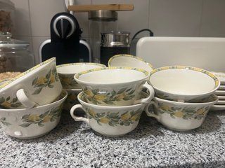 Tazas de consomé La Cartuja con plato