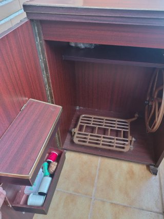 Máquina de coser Alfa antigua con mueble
