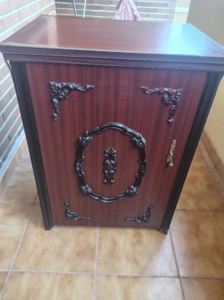Máquina de coser Alfa antigua con mueble