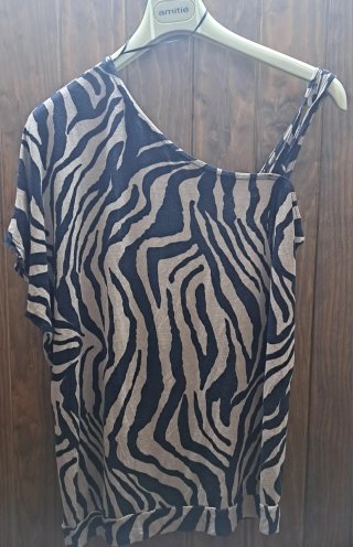 Original camiseta animal print asimétrica