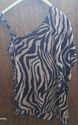 Original camiseta animal print asimétrica