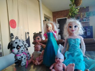 Lote de muñecas y peluche