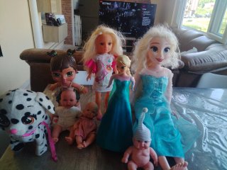 Lote de muñecas y peluche