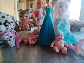Lote de muñecas y peluche
