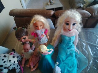 Lote de muñecas y peluche