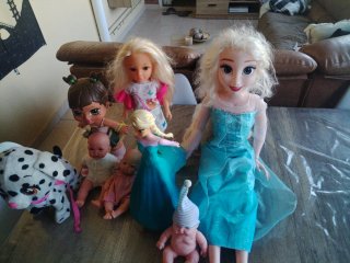 Lote de muñecas y peluche