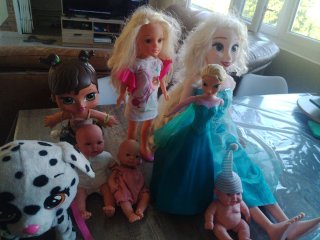 Lote de muñecas y peluche