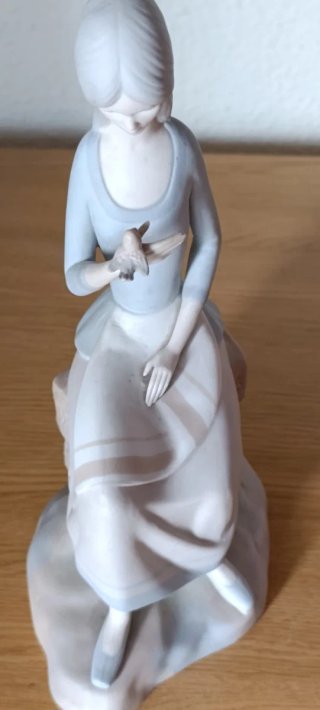 Figura Rex porcelana mujer con pájaro