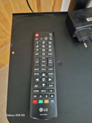 TV LG con soporte pie regulable (no smart)