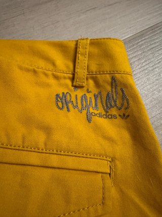 Pantalón Chino Adidas Amarillo