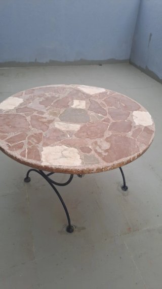 Mesa redonda de hierro y piedra