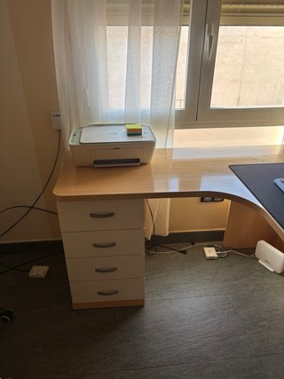 Escritorio de madera con cajones