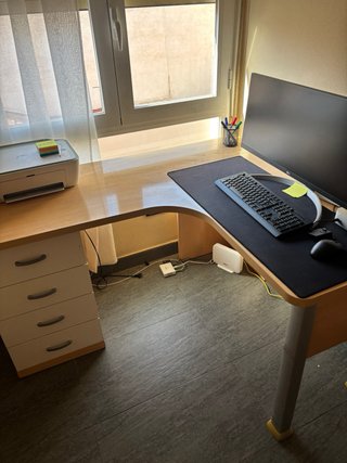 Escritorio de madera con cajones