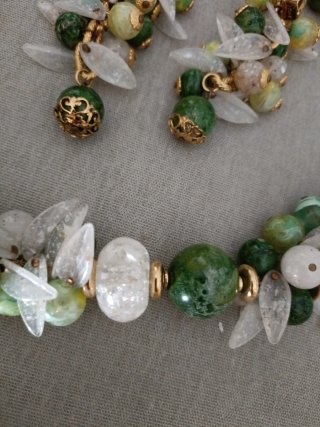 Collar y pendientes fantasía verde y blanco