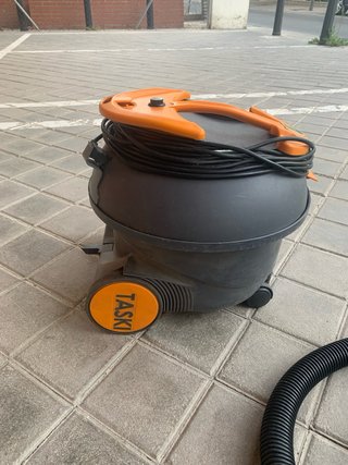 Aspirador industrial TASKI negro y naranja
