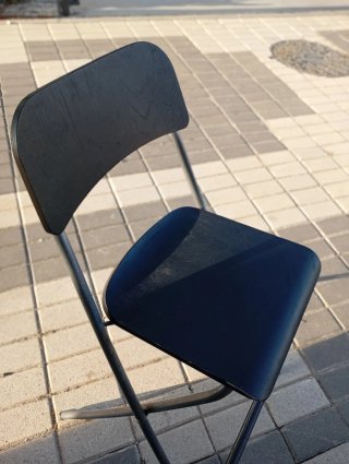 Silla plegable alta negra