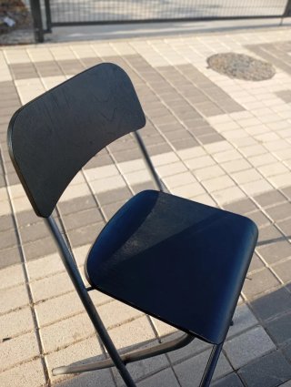 Silla plegable alta negra
