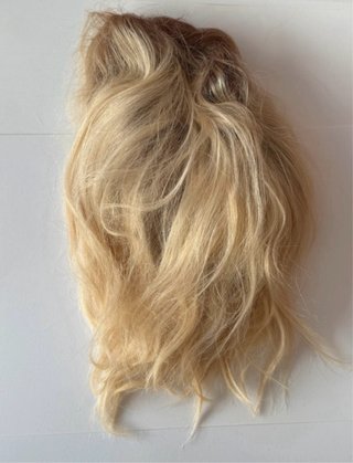 Peluca lace rubia ondulada raíces oscuras