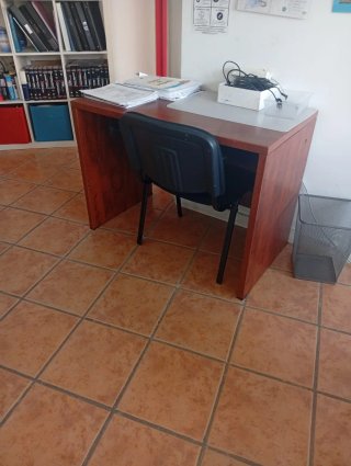 Muebles de academia: sillas, mesas, pizarras,...