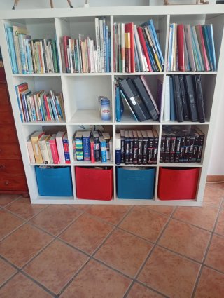 Muebles de academia: sillas, mesas, pizarras,...
