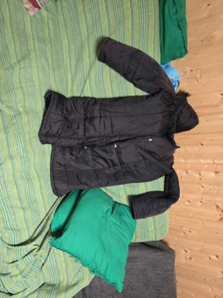 Chaquetón negro con capucha